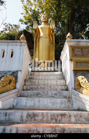 Statua del Buddha sul Monte del Tempio Phou Si a Luang Prabang, Laos Foto Stock