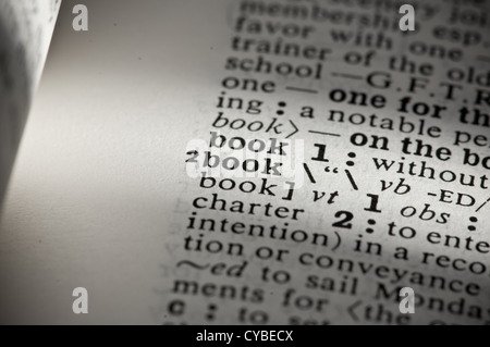 Primo piano di una pagina in un dizionario inglese con la parola 'libro' evidenziata. Foto Stock