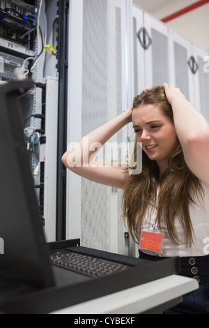 Donna sottolineando sui server Foto Stock