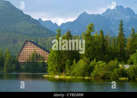 Il villaggio di Strbske Pleso, il bel lago in Alti Tatra, Slovacchia Foto Stock