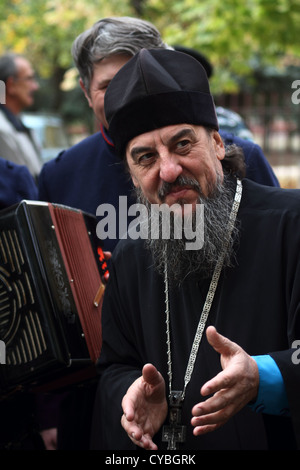 Sacerdote ortodosso parlare con Don cosacco Foto Stock