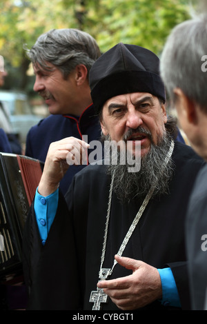 Sacerdote ortodosso parlare con Don cosacco Foto Stock