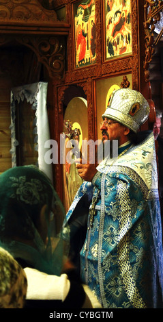 Sacerdote ortodosso conduce una vacanza servizio in chiesa Foto Stock