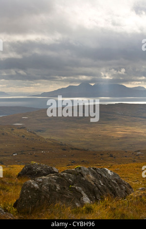 Vista sull'isola di Rum da Isle of Skye, Hebrides, Scozia, Regno Unito Foto Stock