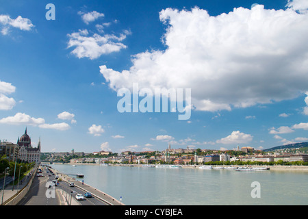 Vista del lato di Buda di Budapest con il Castello di Buda, San Mattia e il Bastione dei Pescatori Foto Stock