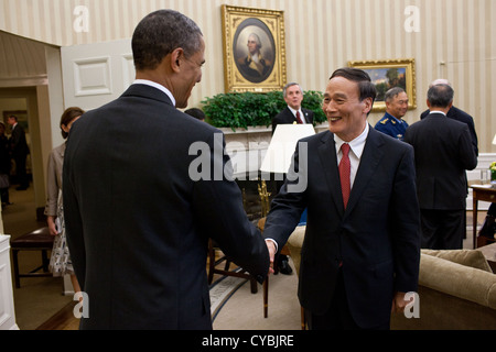 Il Presidente Usa Barack Obama saluta Chinese Vice Premier Wang Qishan durante una riunione con i capi dei cinesi dialogo economico strategico delegazione Maggio 9, 2011 nell'Ufficio Ovale della Casa Bianca. Foto Stock