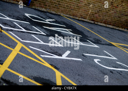 Mantenere chiari segni su asfalto e trovato vicino a una scuola Foto Stock