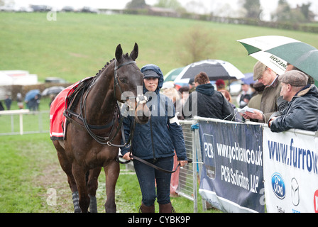 Zara Phillips Queen's nipote sotto la pioggia Foto Stock