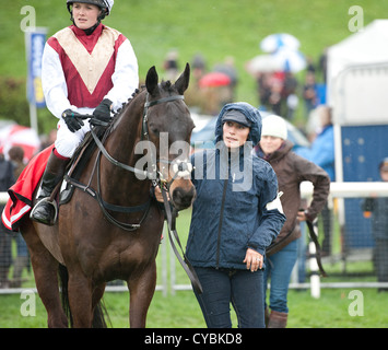 Zara Phillips Queen's nipote sotto la pioggia Foto Stock