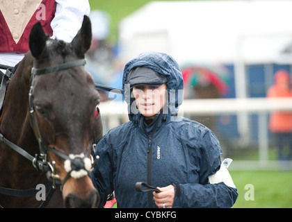 Zara Phillips Queen's nipote sotto la pioggia Foto Stock