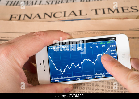 Dettaglio di iPhone 5 smart phone screen che mostra app finanziario con stock di dati di mercato Foto Stock