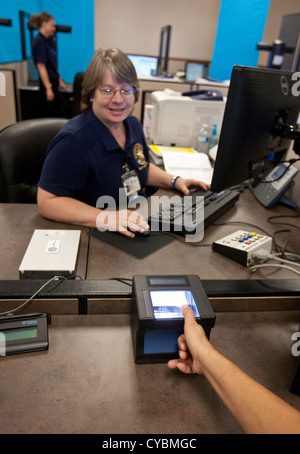 Il cliente a rinnovare la patente di guida del conducente ottiene finger-stampati e completa la visita oculistica al Texas Dipartimento della Pubblica sicurezza Foto Stock