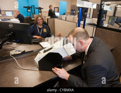 Il cliente a rinnovare la patente di guida del conducente ottiene finger-stampati e completa la visita oculistica al Texas Dipartimento della Pubblica sicurezza Foto Stock