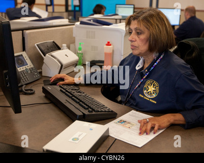 Il cliente a rinnovare la patente di guida del conducente ottiene finger-stampati e completa la visita oculistica al Texas Dipartimento della Pubblica sicurezza Foto Stock