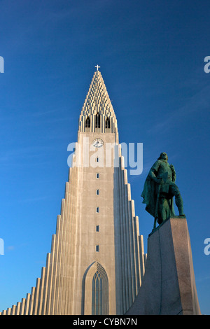 Cattedrale e statua di Leif Eriksson al tramonto, Reykjavik, Islanda Foto Stock