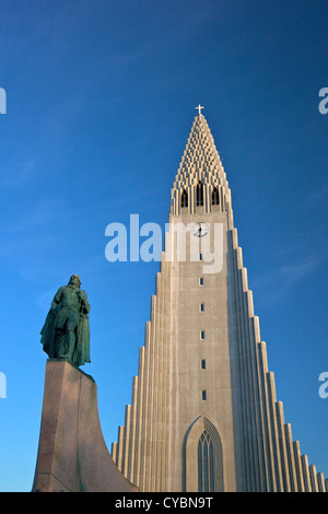 Cattedrale e statua di Leif Eriksson al tramonto, Reykjavik, Islanda Foto Stock