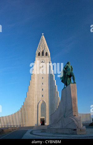 Cattedrale e statua di Leif Eriksson al tramonto, Reykjavik, Islanda Foto Stock