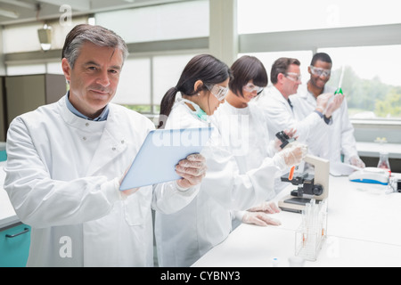 Farmacia sorridente utilizzando tablet pc Foto Stock