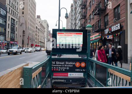 Un'entrata della metropolitana informazioni display avverte della imminente arresto del sistema di transito Foto Stock