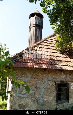 Vecchia Moschea Senkovici villaggio con minareto in legno, Novi Travnik, Bosnia Erzegovina Foto Stock