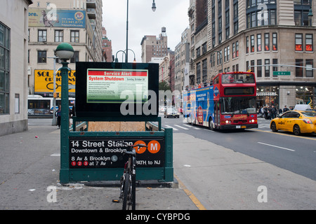 Un'entrata della metropolitana informazioni display avverte della imminente arresto del sistema di transito Foto Stock