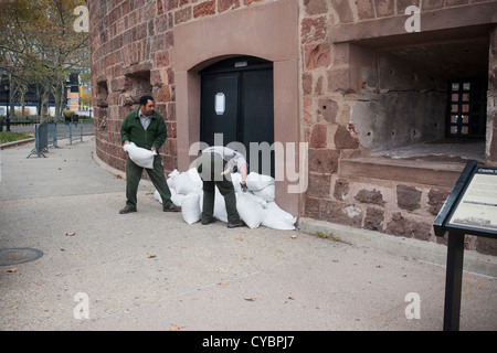 Parchi nazionali i dipendenti del servizio contrappeso Castle Clinton nel parco della batteria Foto Stock