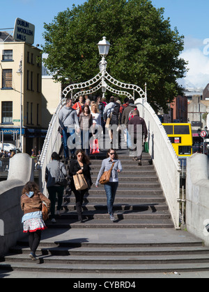 La gente sulla Ha'penny ponte sopra il fiume Liffey, Dublino Foto Stock