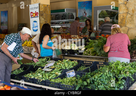 Verdure fresche in vendita presso il fruttivendolo, gli amanti dello shopping shopping per valore. . Argostoli Cefalonia isole greche in Grecia. Foto Stock