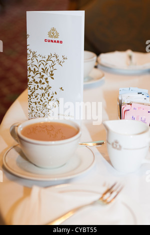 Gusterete il tè pomeridiano nella camera Queens. Tazza di tè sul Cunard Liner "Queen Victoria" in mare. Foto Stock