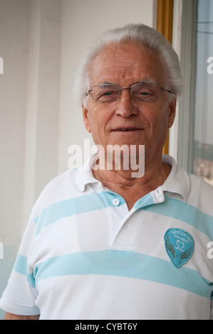 Felice cerca uomo vecchio nella sua metà anni ottanta Foto Stock