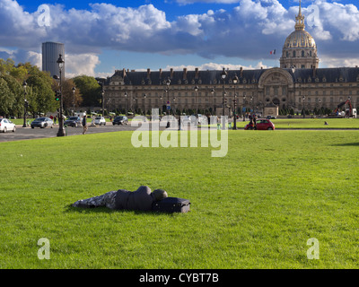 La persona senza dimora che dorme sul prato davanti a Les Invalides, Parigi Foto Stock