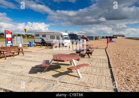 A sud di Hayling; Hampshire; Regno Unito; spiaggia e parcheggio auto Foto Stock