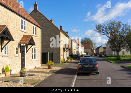 Case in una strada in un moderno complesso residenziale, REGNO UNITO Foto Stock