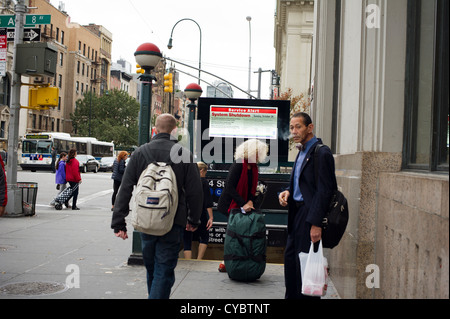 Un'entrata della metropolitana informazioni display avverte della imminente arresto del sistema di transito a causa dell uragano Sandy, NY Foto Stock