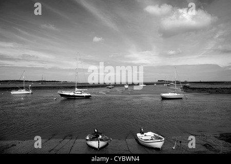 Barche da pesca ormeggiate fino alla banchina del porto, Pozzi-next-mare village, Costa North Norfolk, Inghilterra, Regno Unito Foto Stock