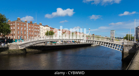 Ha'penny ponte sopra il fiume Liffey, Dublino, Irlanda Foto Stock