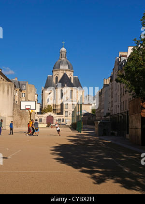 Un gruppo di giovani uomini giocano a basket dietro la chiesa di St-Paul-St-Louis, Parigi Foto Stock