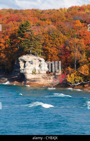 Cappella di Rock e Lago Superiore al Pictured Rocks National Lakeshore, Michigan, Stati Uniti d'America Foto Stock