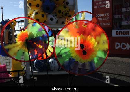 Blackpool Lancashire Coast UK - Toy mulini a vento colorati in vendita Foto Stock