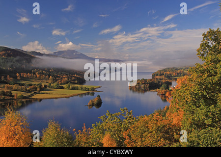 Regno Unito Scozia Tayside Perthshire Loch Tummel e montagna di Schiehallion da Queens View Foto Stock