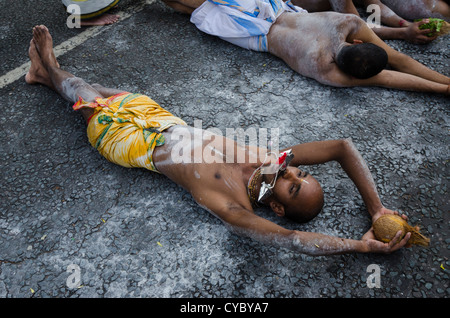 Il Tamil uomo prendendo parte al carro annuale Festival della Sri Kanaga Thurkai Amman Tempio. West Ealing, Londra Foto Stock