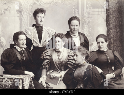 Il gruppo di donne vittoriano nel ritratto in studio circa 1890 dal fotografo W.H. Warburton di Douglas Isle of Man Foto Stock