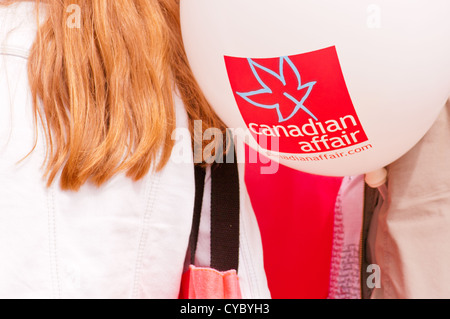 Retro della ragazza con palloncino bianco e logo canadese canidian affair Foto Stock