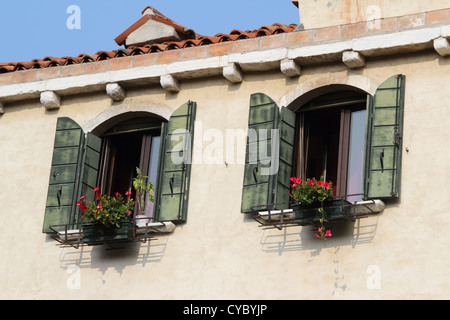 Bella Italia serie. Venezia - La perla dell'Italia. Windows di una vecchia casa veneziana. Venezia, Italia. Foto Stock