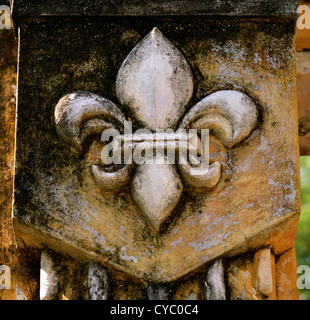 Fleur de Lys in Hoi An in Vietnam in estremo oriente Asia sudorientale. simbolo simbolismo segno arte emblema motif architettura coloniale francese storia travel Foto Stock