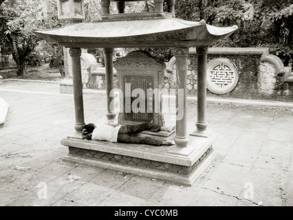 Fotografia di viaggio - uomo dorme in Bao Quoc Pagoda tempio buddista di Hue in Vietnam del Sud-est asiatico in Estremo Oriente. Reportage documentario Fotogiornalismo Foto Stock