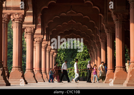 Famiglia a piedi attraverso Diwan-i-Aam, la sala delle udienze pubbliche - Red Fort di Delhi, India Foto Stock