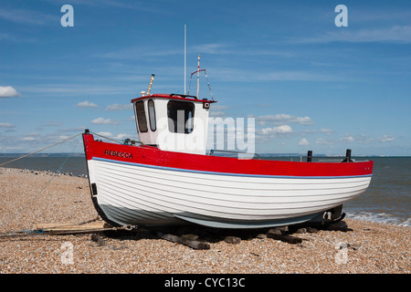 Per la pesca costiera sulla barca di ghiaia a Dungeness Foto Stock