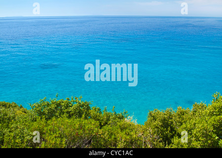 Costa adriatica. Blu chiaro con vista sul mare Foto Stock