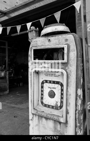 Una vecchia pompa di benzina, in Ilchester un piccolo villaggio nel Somerset in Inghilterra Foto Stock